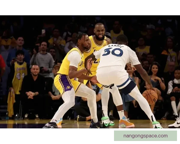 NBA最新动态：詹姆斯再度刷新纪录，勇士三连胜势头强劲